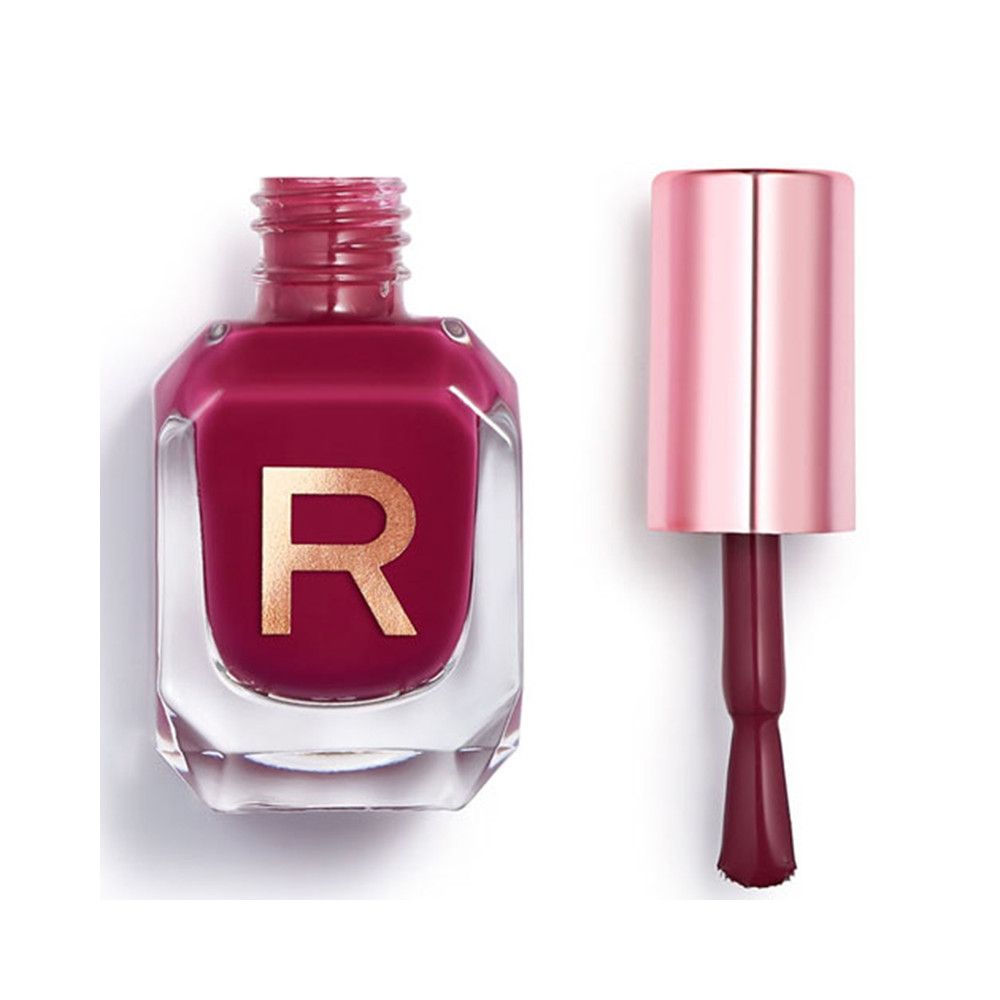 Flasche mit dunkelrotem Nagellack und Applikator. Klare Glasflasche mit goldener 'R'-Prägung und roségoldenem Deckel.