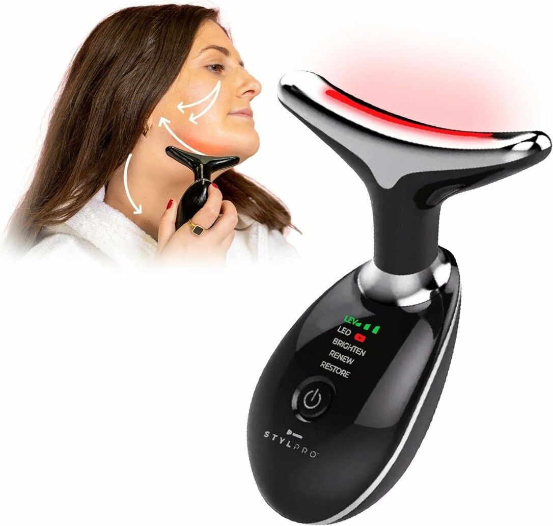 STYLPRO-Gerät in Anwendung. Schwarzes Gerät mit silberfarbenem Kopf. LED-Anzeige. Frau verwendet das Gerät am Hals.