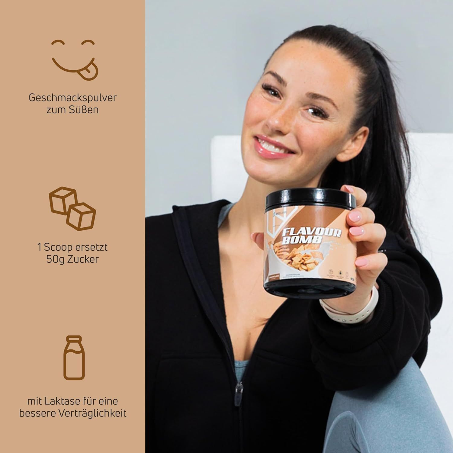 Frau hält Dose mit Aufschrift "FLAVOUR BOMB". Auf der Dose ist ein Bild von Zimtflocken. Text: Geschmackspulver zum Süßen.
