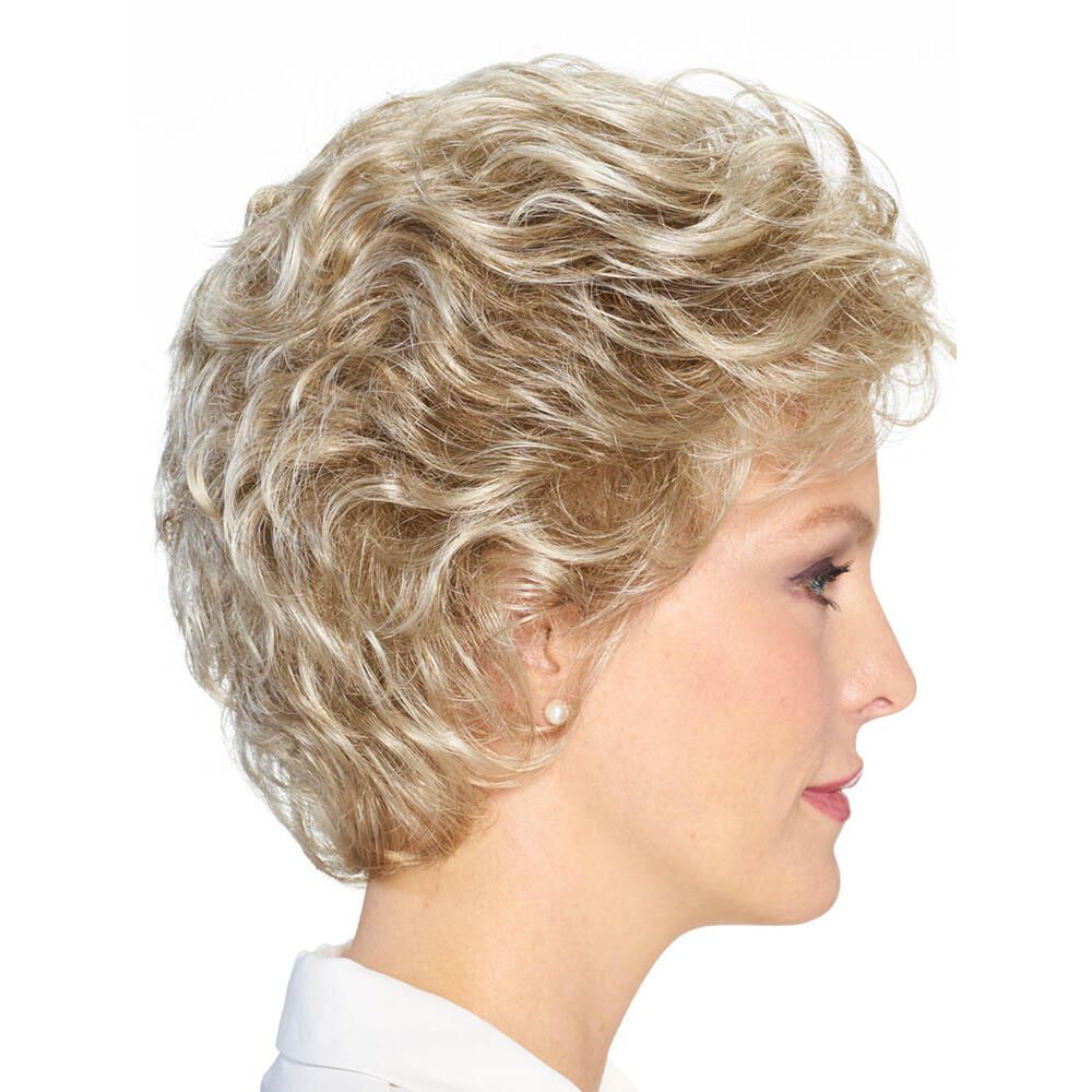 Blond gelockte Perücke. Seitenansicht einer Frau mit Perücke. Kurze, lockige Frisur. Helle Haarfarbe.