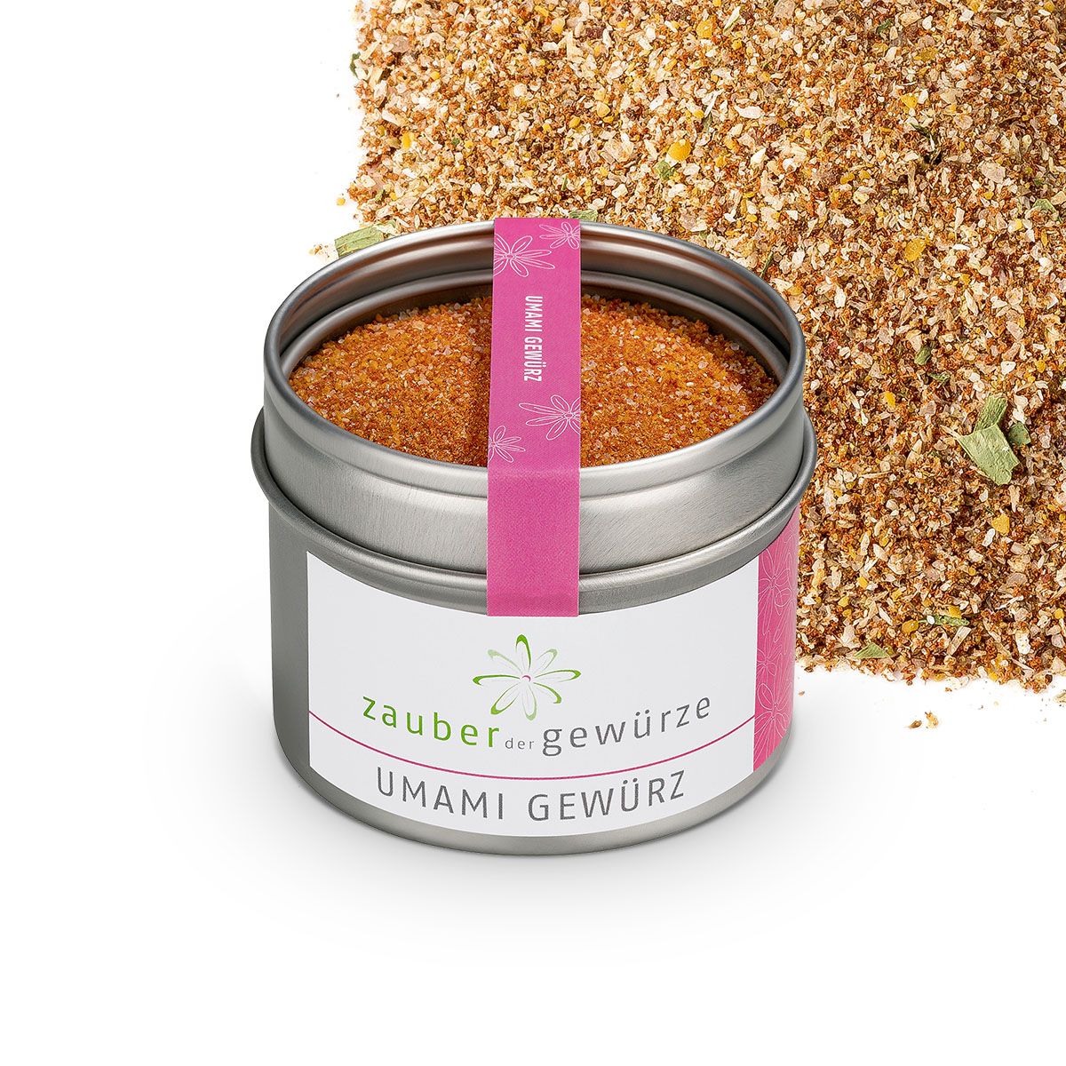 Geöffnete Dose Umami Gewürz. Rosa Band mit Schriftzug. Weißes Etikett mit Logo und Schriftzug 'Zauber der Gewürze Umami Gewürz'. Streuung.