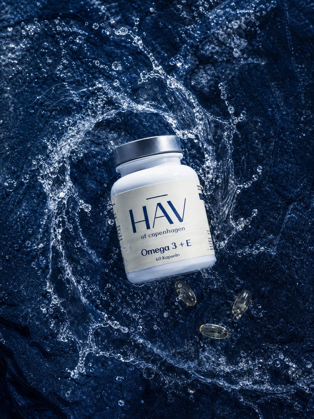 HAV Omega 3 + E Kapseldose in Wasserspritzern.