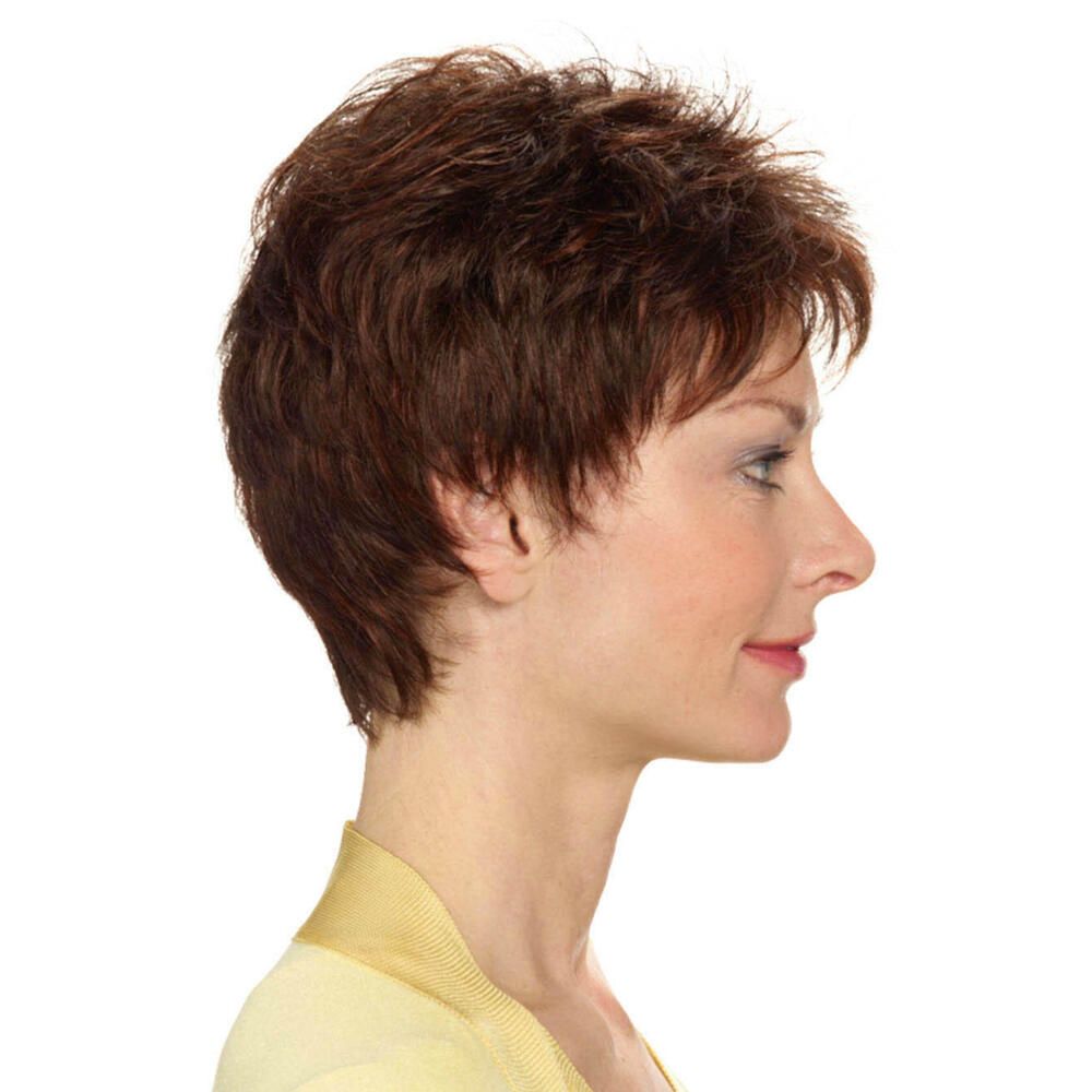 Kurzhaarperücke in Braun, Seitenansicht einer Frau. Gelbes Oberteil. Helles Hautbild.