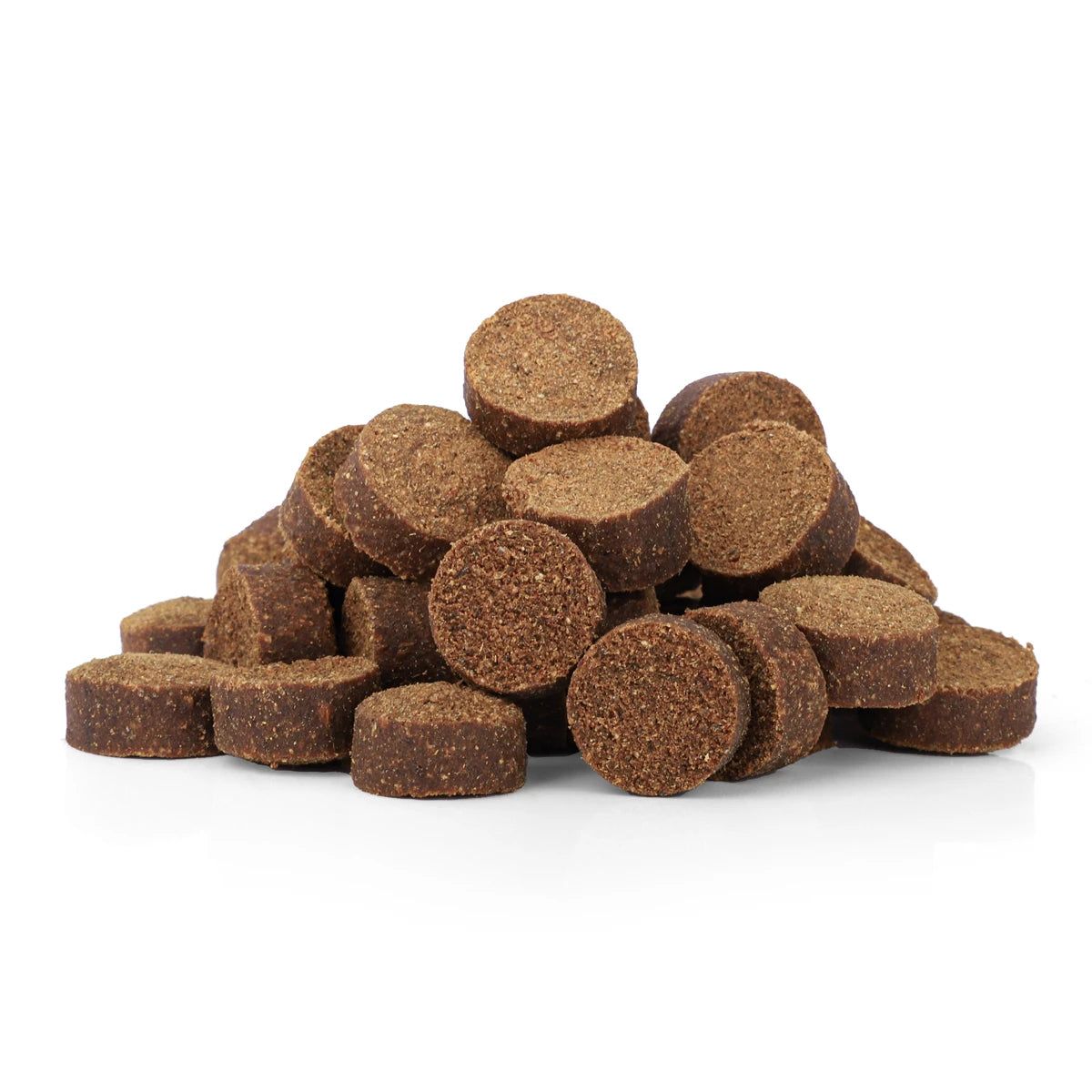 Haufen brauner, runder Snacks. Auf hellem Hintergrund.