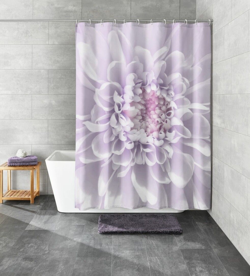 Duschvorhang mit Dahlienblütenmuster in Lavendel. Textil. Badezimmer-Szene mit Badewanne und Handtüchern.