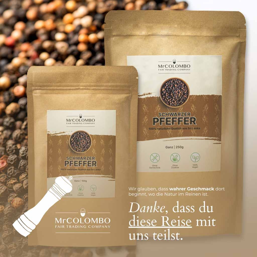 Zwei Beutel MrCOLOMBO Schwarzer Pfeffer. Aufschrift: Schwarzer Pfeffer, Ganz. Logo: Fair Trading Company. Text: Danke, dass du diese Reise mit uns teilst.
