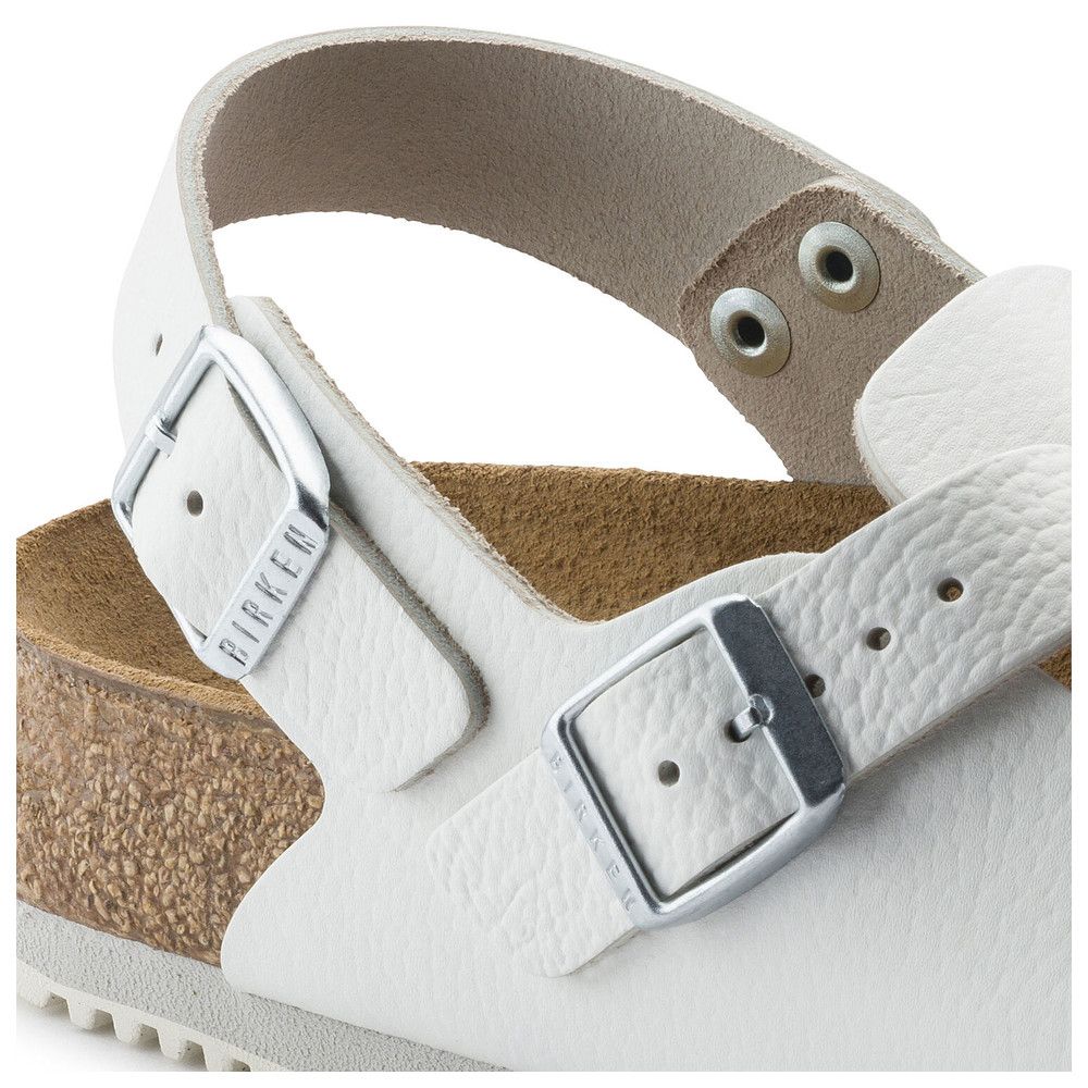 Nahaufnahme eines weißen Clogs. Riemen mit Schnallen. Birkenstock-Logo auf der Schnalle. Korkfußbett.