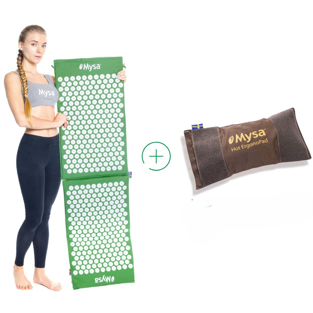 Grüne Akupressurmatte und braunes Kissen. Frau hält die Matte. Produktlogo sichtbar.