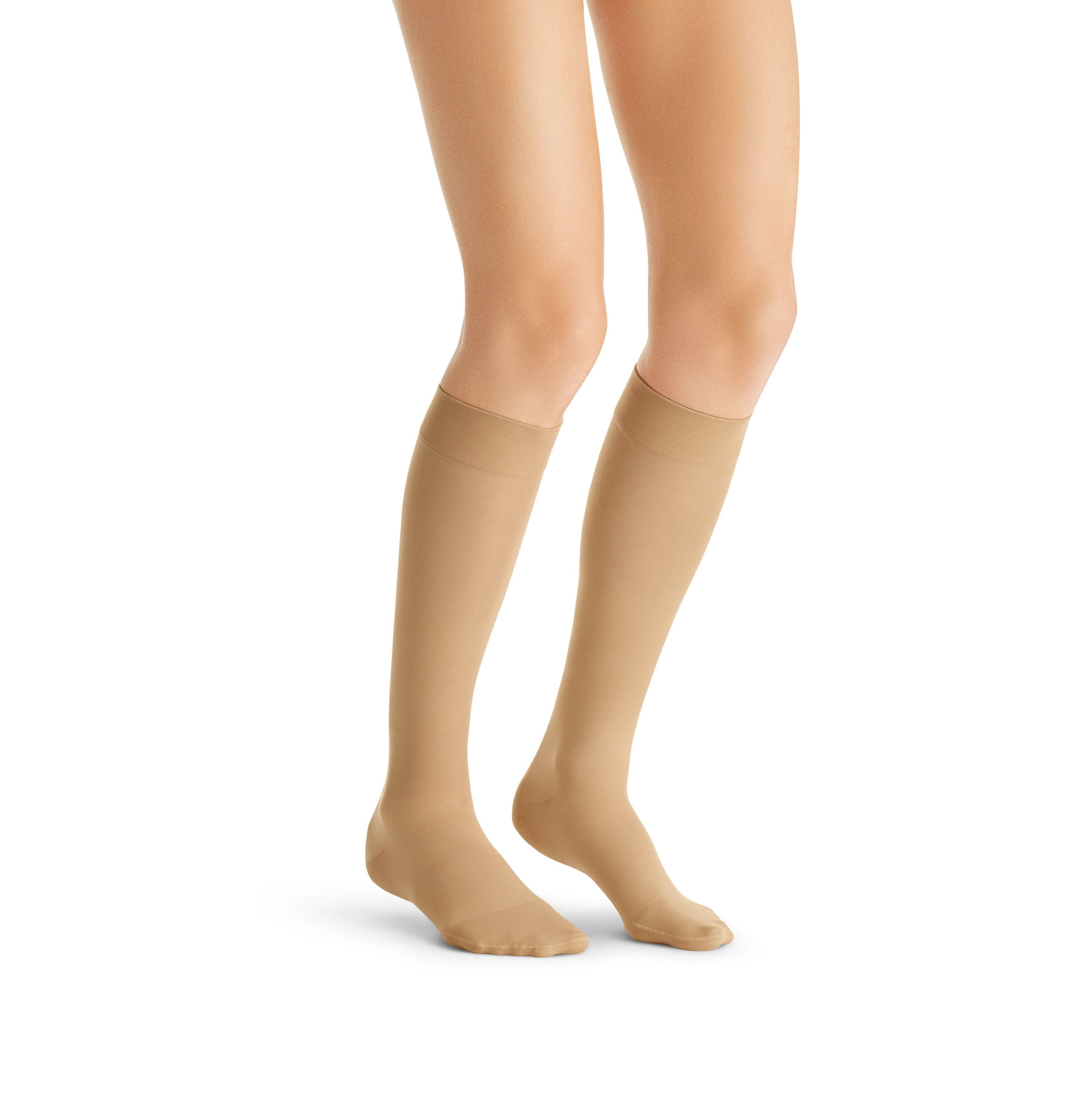 Beine mit JOBST UltraSheer Kompressions-Kniestrümpfen in Hautfarbe. Die Strümpfe reichen bis zum Knie.