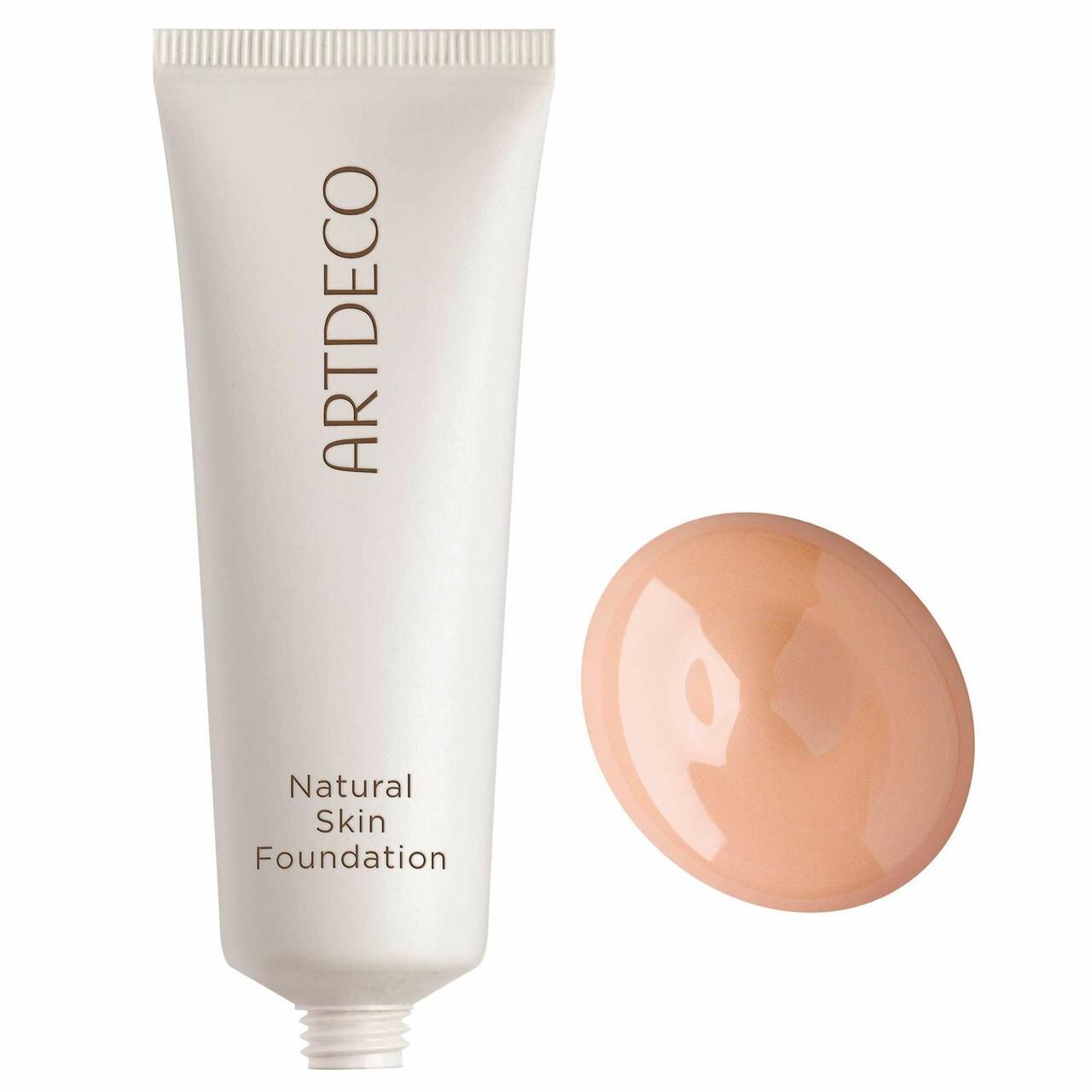 Weiße Tube mit Artdeco-Logo und Schriftzug Natural Skin Foundation. Daneben ein Klecks Foundation in Hautfarbe.