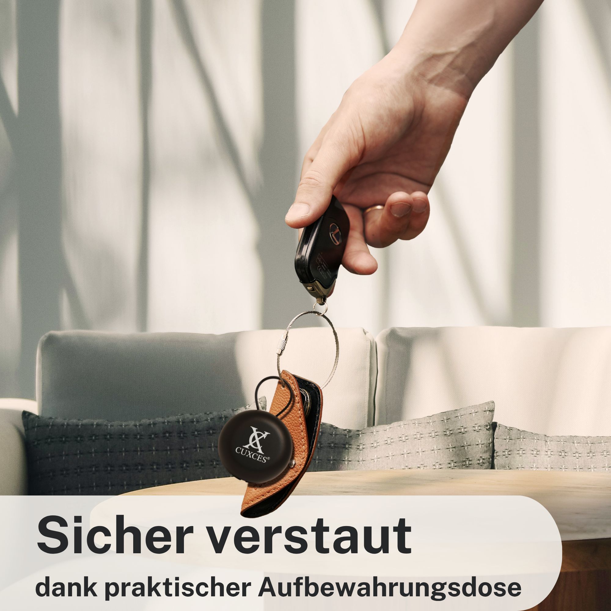 Hand hält Schlüsselbund mit brauner Aufbewahrungsdose. Text: Sicher verstaut dank praktischer Aufbewahrungsdose.