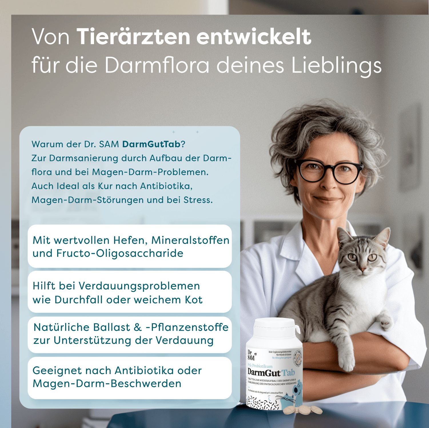 Frau mit Brille und Katze hält eine Flasche Dr. SAM DarmGut Tab. Text über die Vorteile des Produkts.