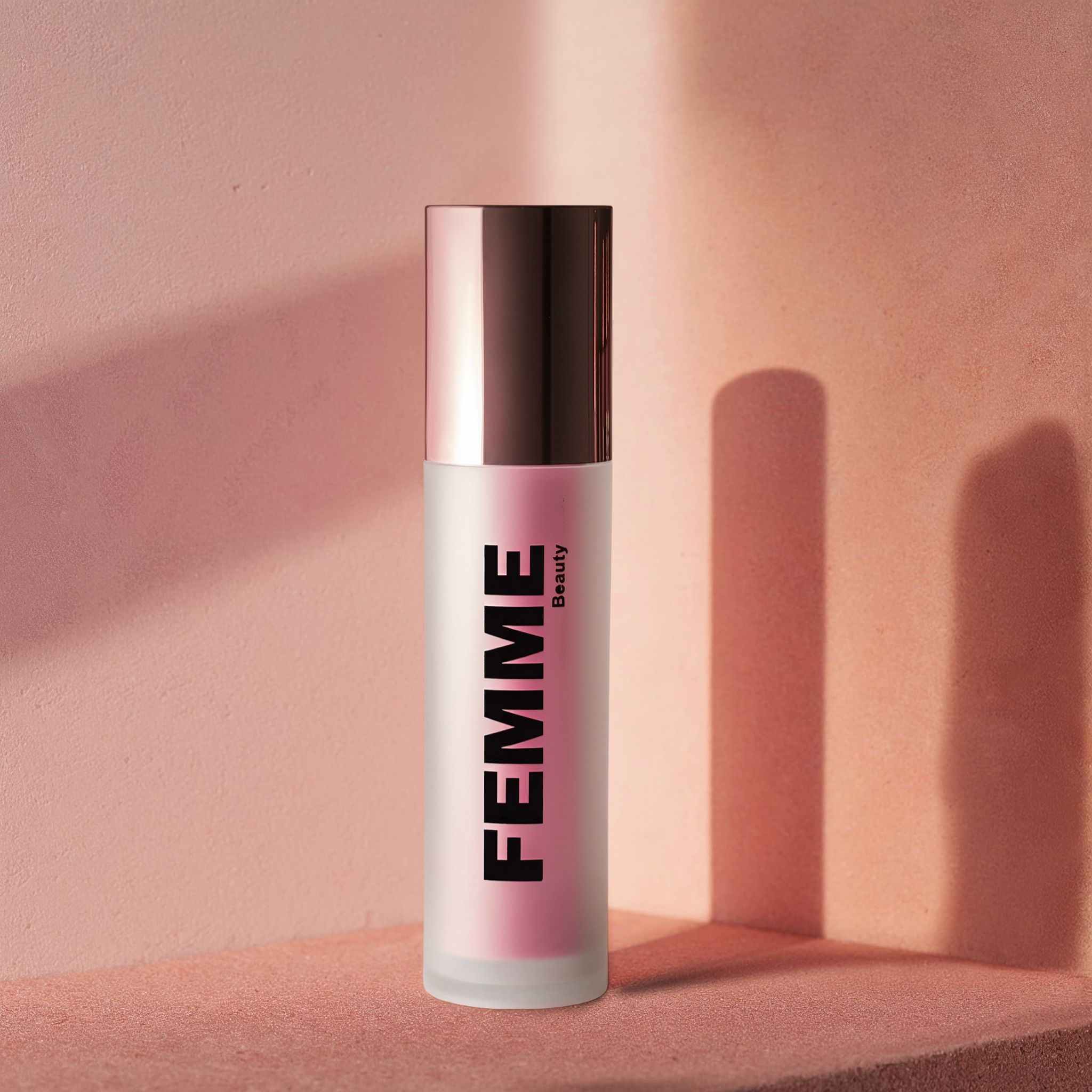 Flasche mit mattem Finish und rosafarbenem Inhalt, roségoldfarbener Verschluss. Marke: FEMME Beauty.
