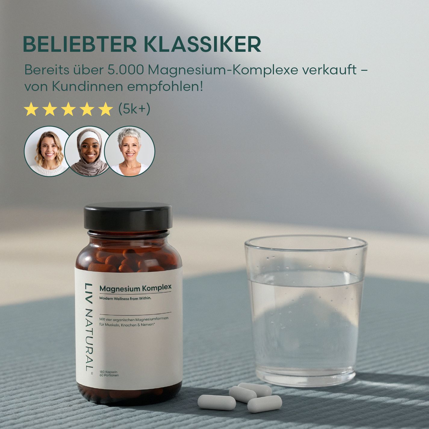 Braune Glasflasche mit Kapseln, Glas Wasser. Etikett mit Produktname. Text: Beliebter Klassiker. 5 Sterne Bewertung.