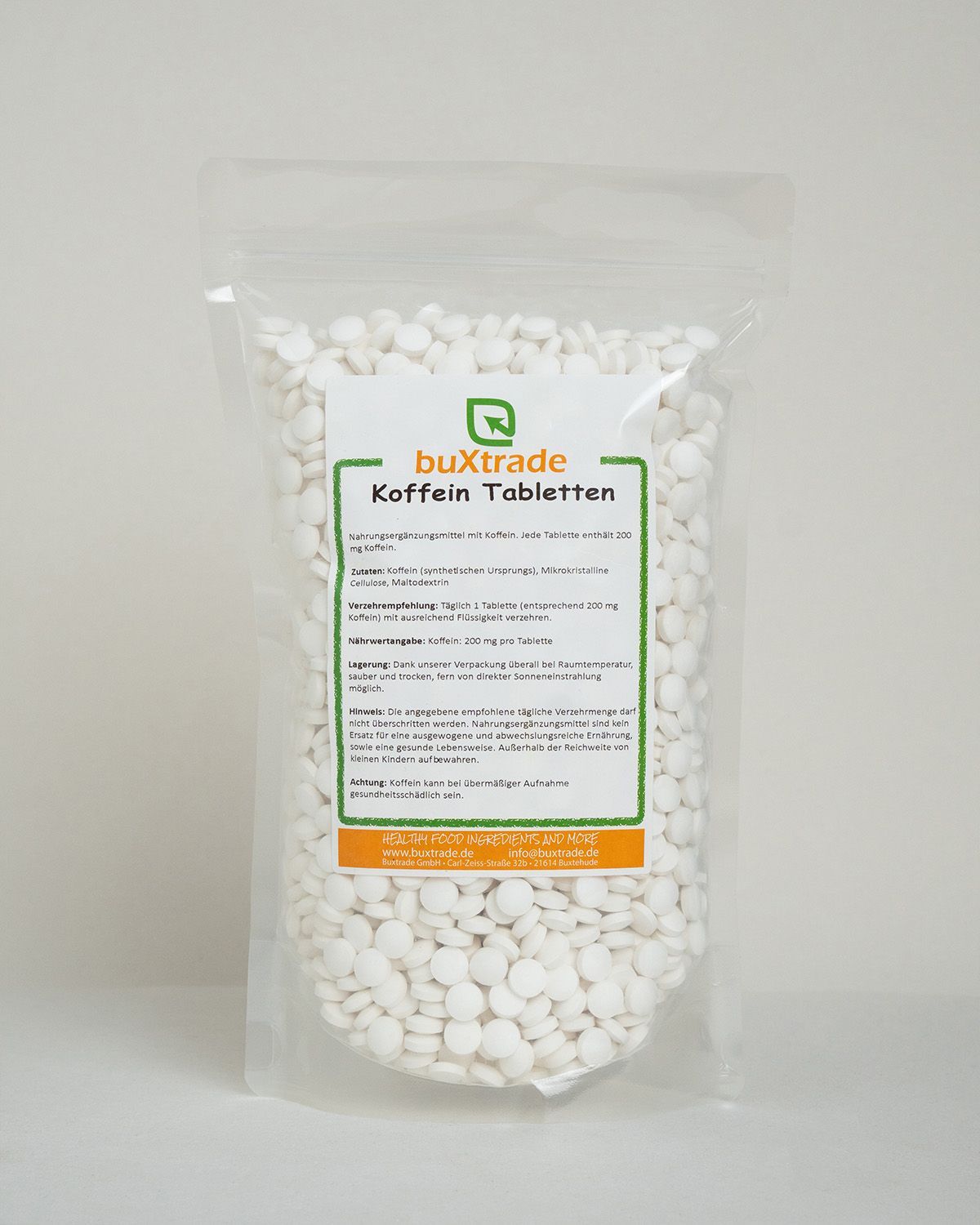 Buxtrade Koffein Tabletten in einem transparenten Beutel, gefüllt mit vielen weißen Tabletten.