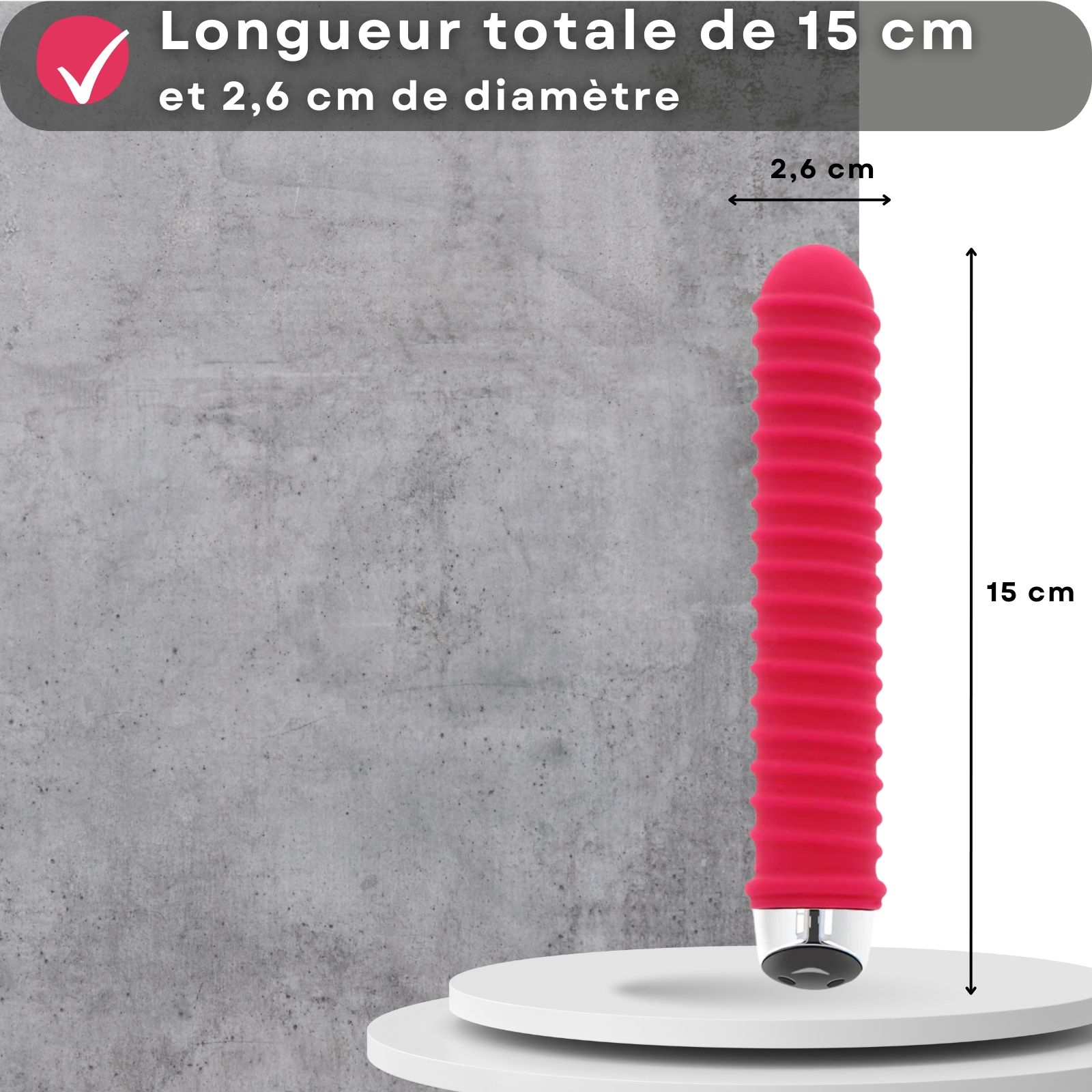 Vibrateur rouge rainuré. Texte: Longueur totale de 15 cm et 2,6 cm de diamètre.