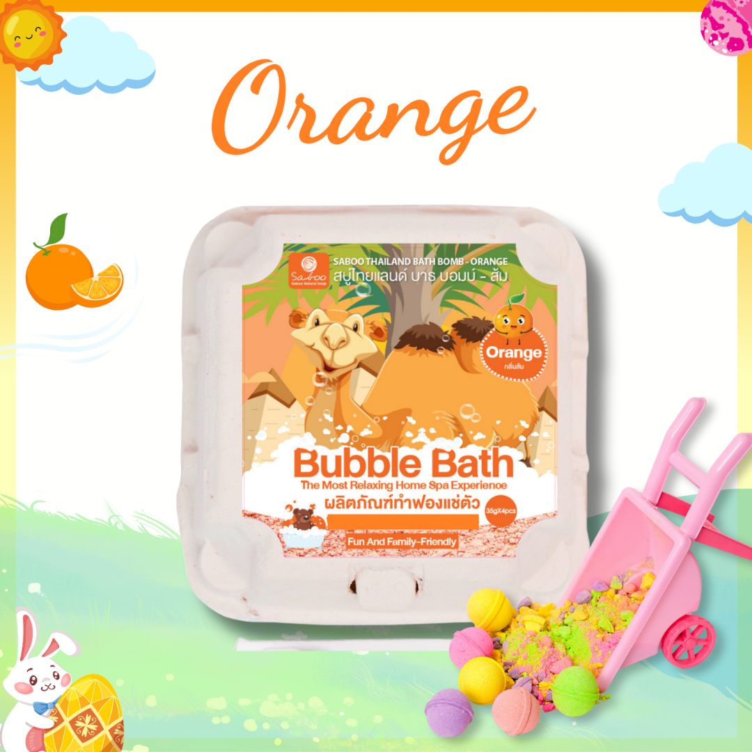 Verpackung von Badebomben mit dem Wort 'Orange'. Eine kleine Schubkarre mit Badebomben daneben.