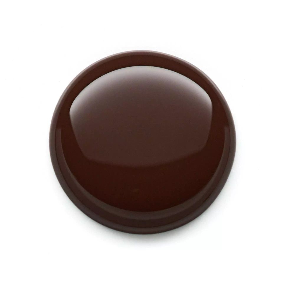 Brauner Nagellacktropfen auf weißem Hintergrund. Runde Form, glänzende Oberfläche. Dunkelbraune Farbe.