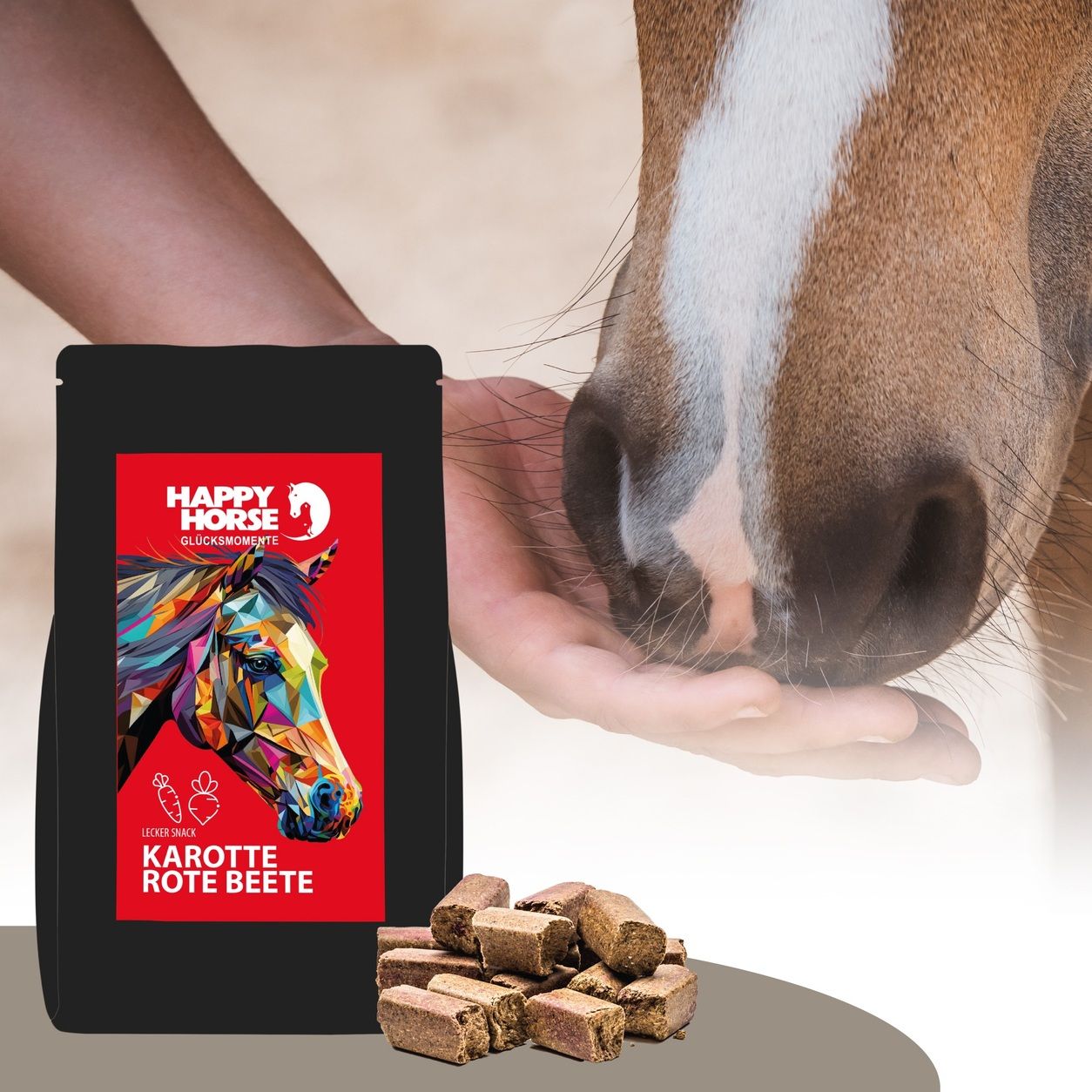 Pferd frisst Happy Horse Lecker Snack Karotte Rote Beete aus einer Hand, Beutel im Vordergrund.