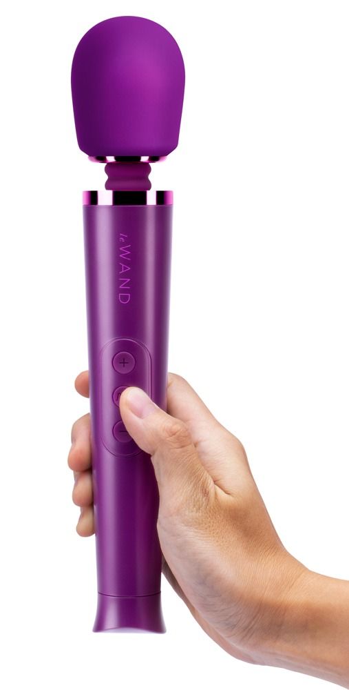 Lila Massagegerät, gehalten in einer Hand. Auf dem Gerät steht "Le Wand".