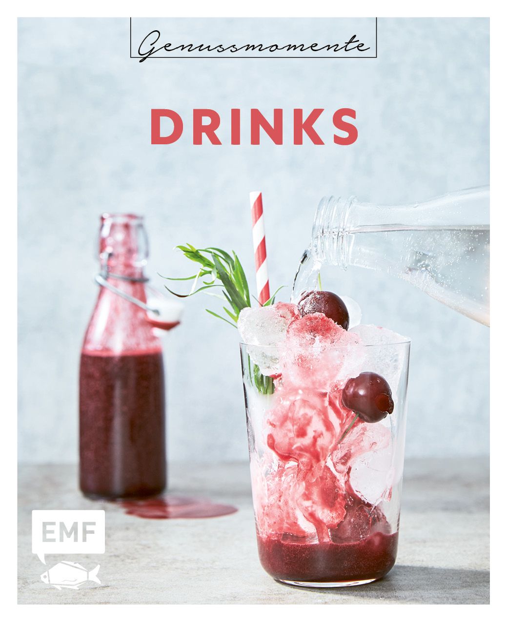Glas mit Eiswürfeln, Kirschen und roter Flüssigkeit. Daneben eine Flasche mit roter Flüssigkeit. Aufschrift: Drinks, Genussmomente.