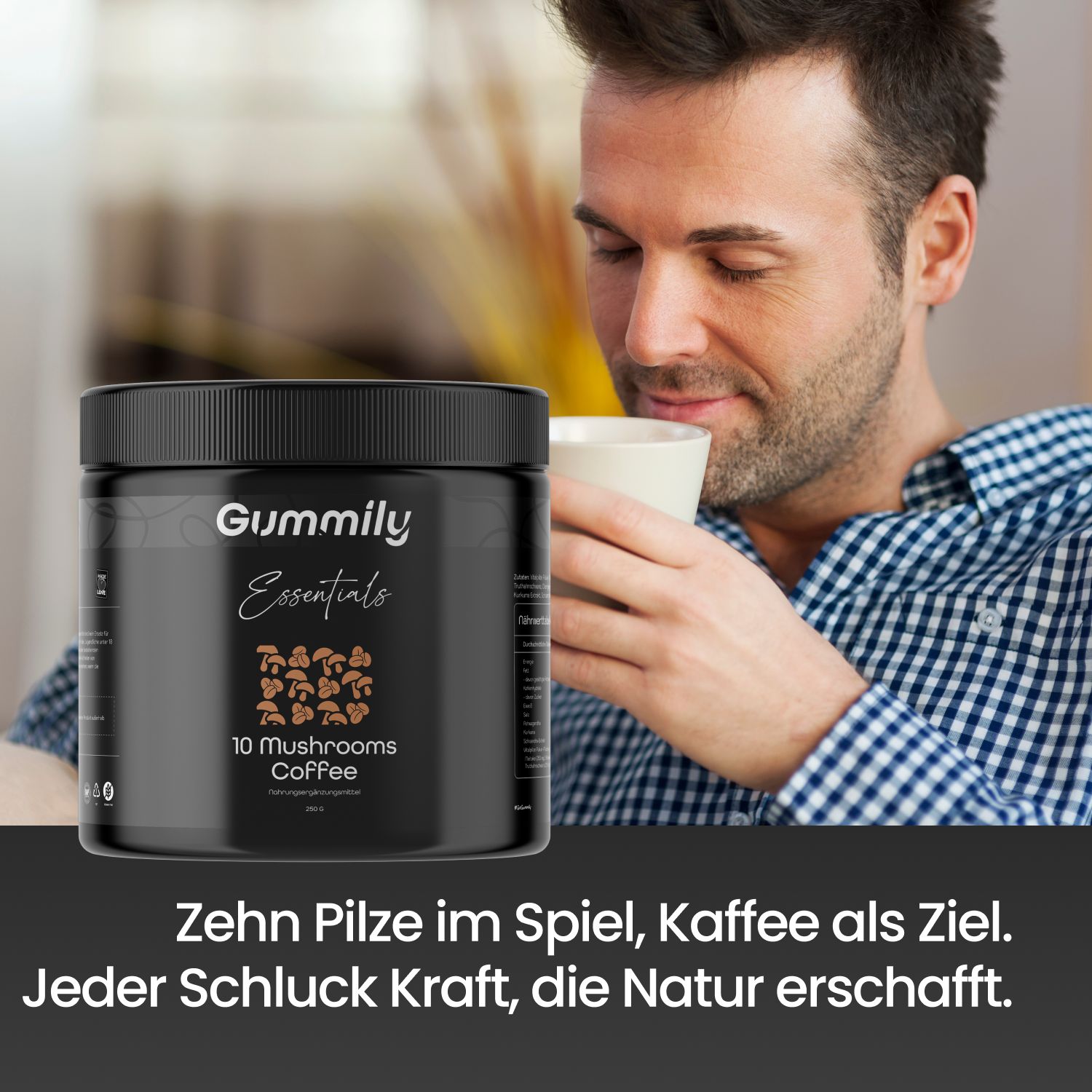 Mann trinkt Kaffee aus einer Tasse. Dose Gummily Essentials, 10 Mushrooms Coffee. Text: Zehn Pilze im Spiel, Kaffee als Ziel.