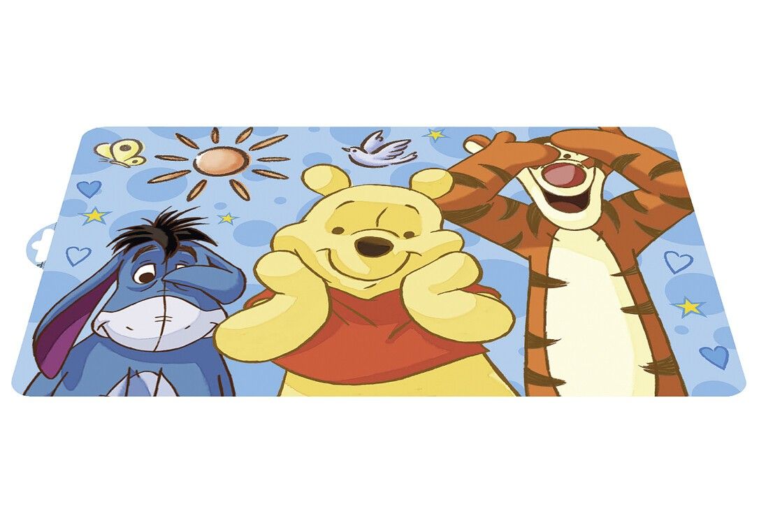 Platzset mit Winnie Puuh, Esel und Tiger. Hellblauer Hintergrund mit Sonne, Herzen und Sternen. Rechteckige Form.