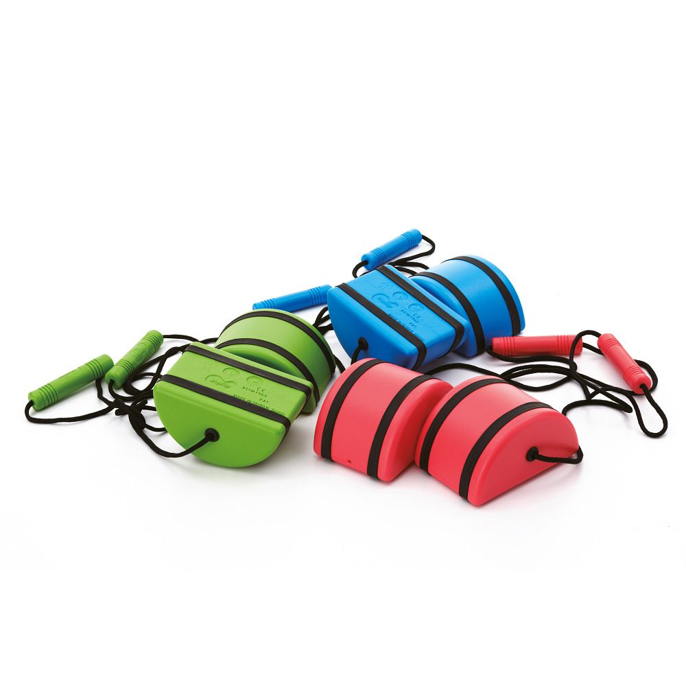 Verschiedenfarbige Laufsteine mit Griffen und Schnüren. Die Steine sind rot, grün und blau. Die Griffe sind rot und grün.
