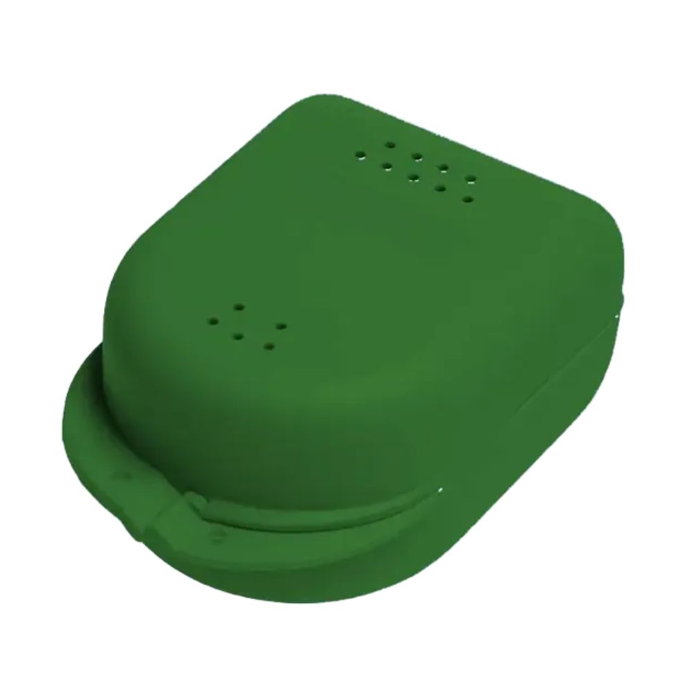 Grüne Zahnspangenbox mit abgerundeten Ecken und Belüftungslöchern. Mit Griff an der Unterseite.