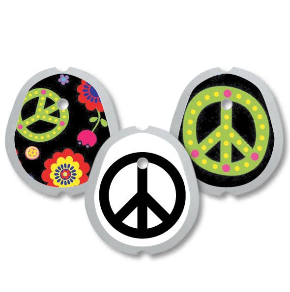 Drei Aufkleber mit Peace-Zeichen. Designs: Blumenmuster, grünes Peace-Zeichen mit Punkten, schwarzes Peace-Zeichen. Grauer Rand, Loch.