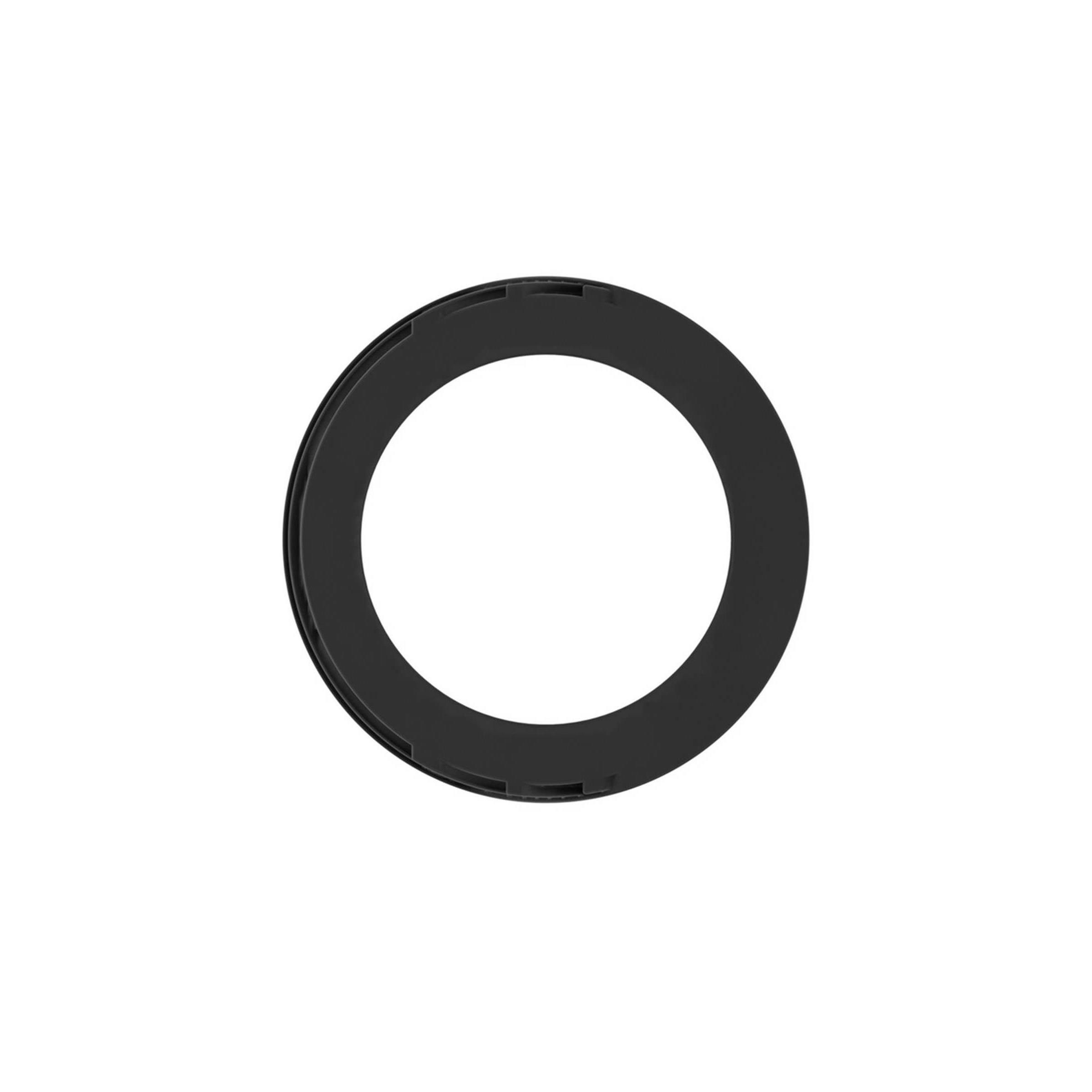 Schwarzer Ring mit glatter Oberfläche. Rundes Design mit Öffnung in der Mitte. Detailaufnahme auf weissem Hintergrund.