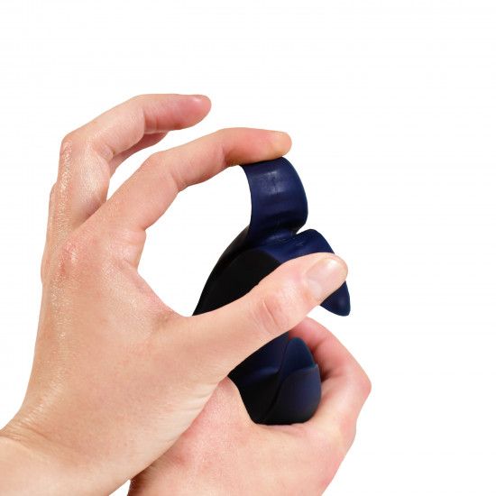 Hände halten einen dunkelblauen Vibrator. Zwei Flügel sind sichtbar.