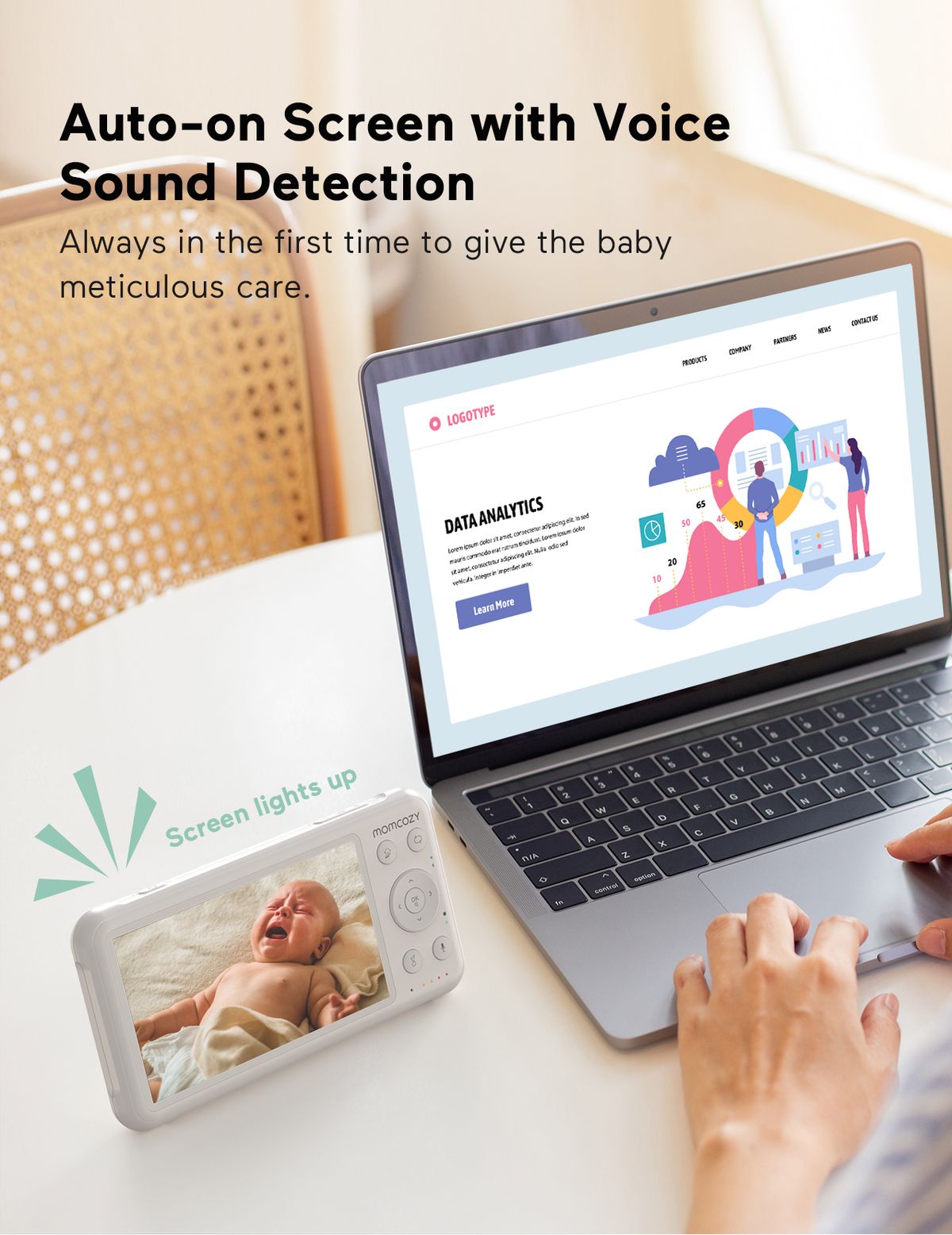 Il baby monitor Momcozy mostra un bambino che piange sullo schermo. Il dispositivo è posizionato accanto a un laptop. Il testo mostra l'attivazione automatica dello schermo con il rilevamento del suono. Il baby monitor è bianco e ha pulsanti.