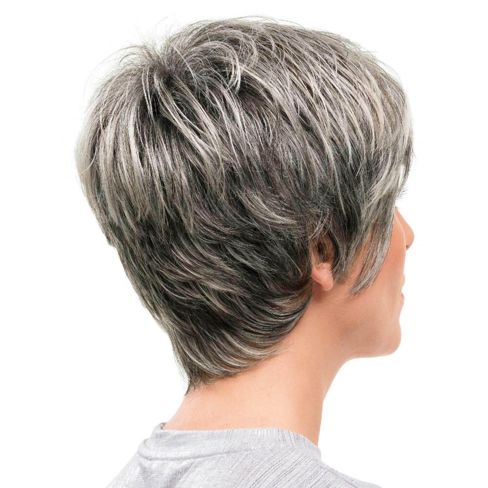 Kurzhaarperücke, grau-meliert, hinten. Frau mit hellem Oberteil, Rückansicht.