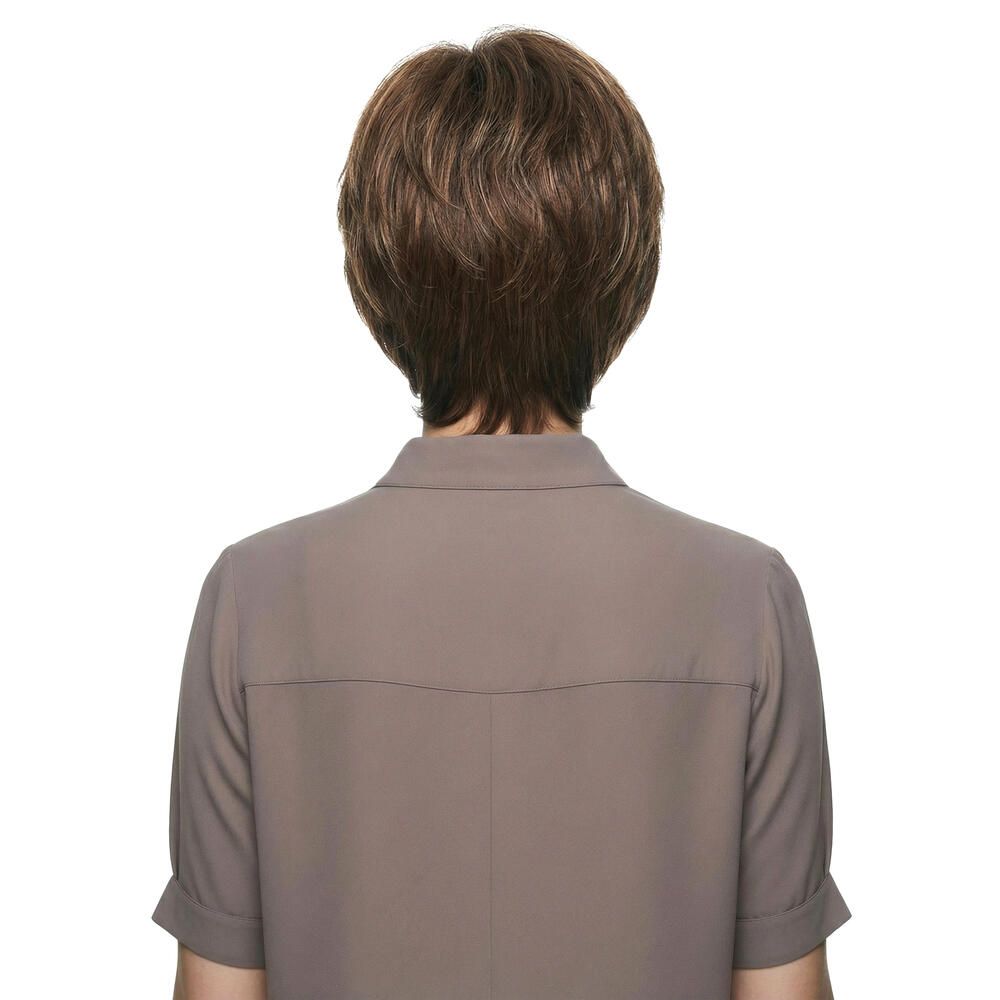 Kurzhaarperücke mit braunen und blonden Strähnen. Rückansicht einer Frau mit hochgeschlossenem Kragen.