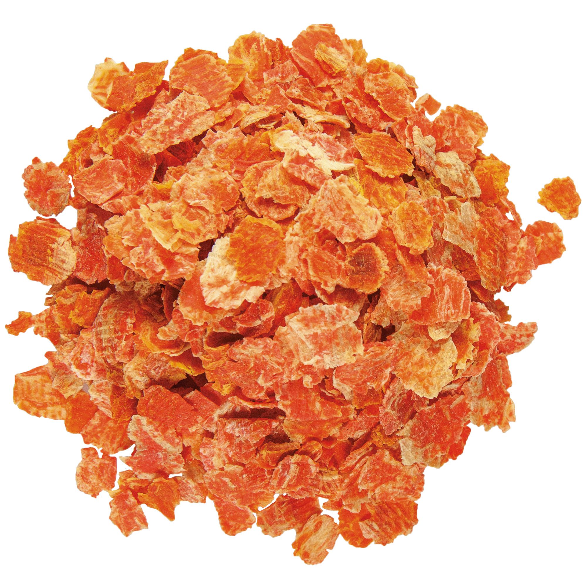 Haufen getrockneter, orangefarbener Karottenflocken. Einzelne Flocken sind unregelmäßig geformt.
