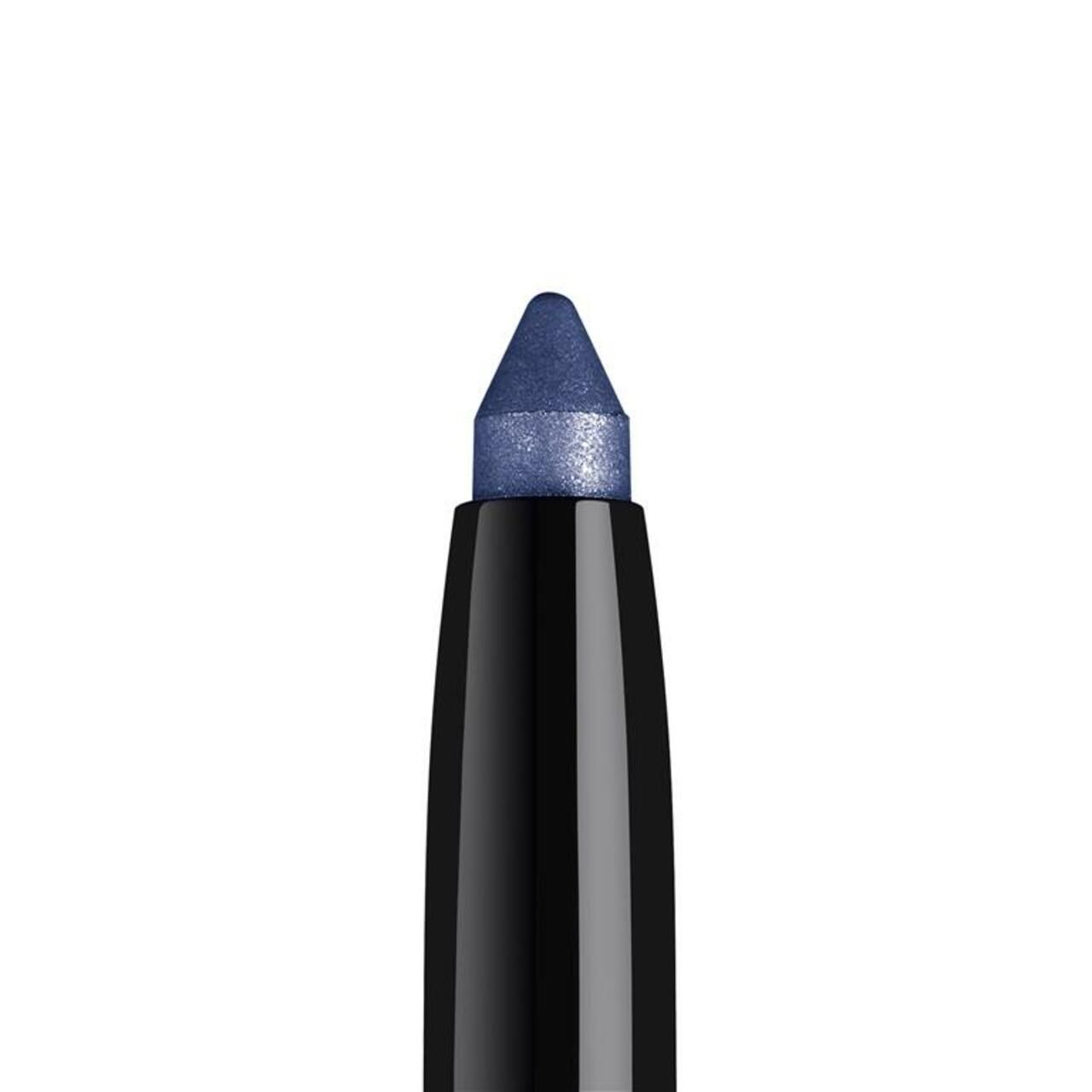 Ein blauer, schimmernder Kajalstift mit spitzer Mine und schwarzem Griff.