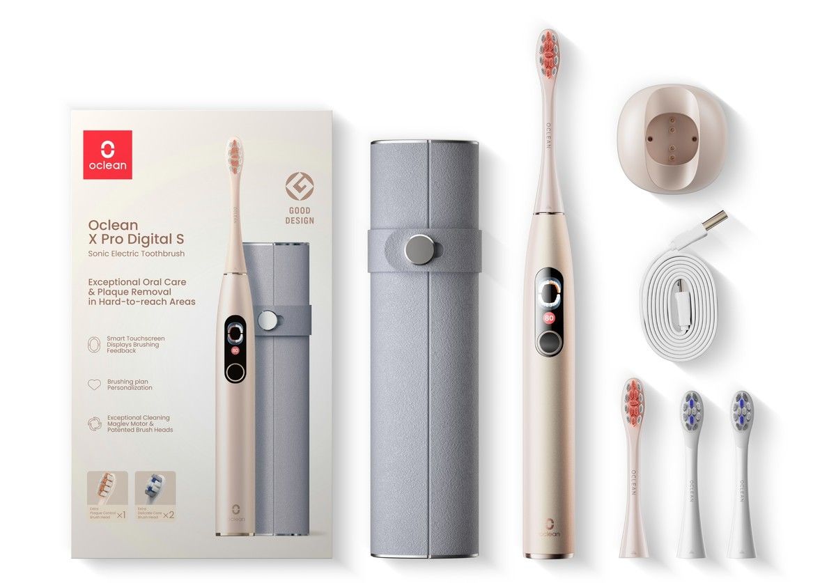 Oclean X Pro Digital S Zahnbürste mit Zubehör: Ladehalterung, Reiseetui, Ersatzbürsten, Ladekabel und Verpackung.