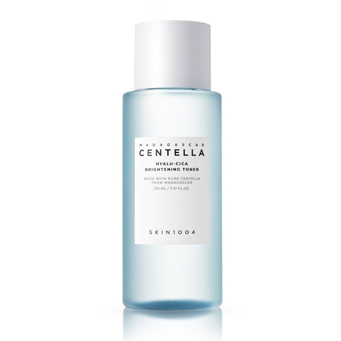 Hellblaue Flasche mit weißem Deckel. Aufkleber mit Text: CENTELLA, HYALU-CICA, Brightening Toner. SKIN1004.