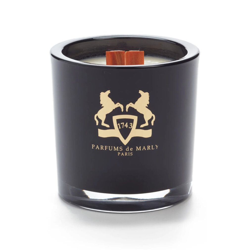 Schwarze Kerze in Glasbehälter. Goldfarbenes Logo mit Pferden und Schriftzug PARFUMS de MARLY PARIS.