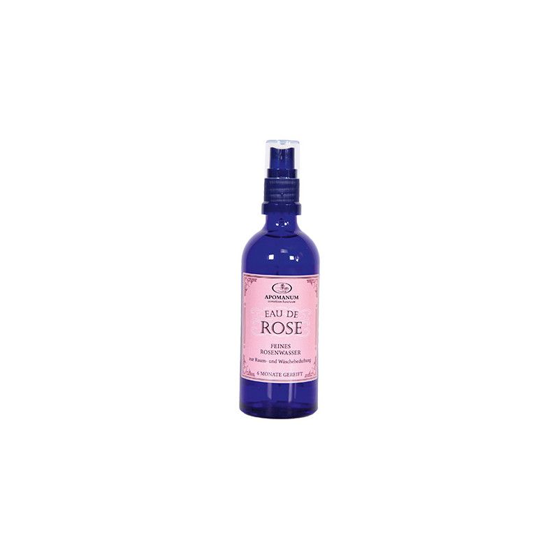 Flacone di vetro blu con vaporizzatore. Scritta "Eau de Rose". Etichetta rosa con testo. Marchio Apomanum.