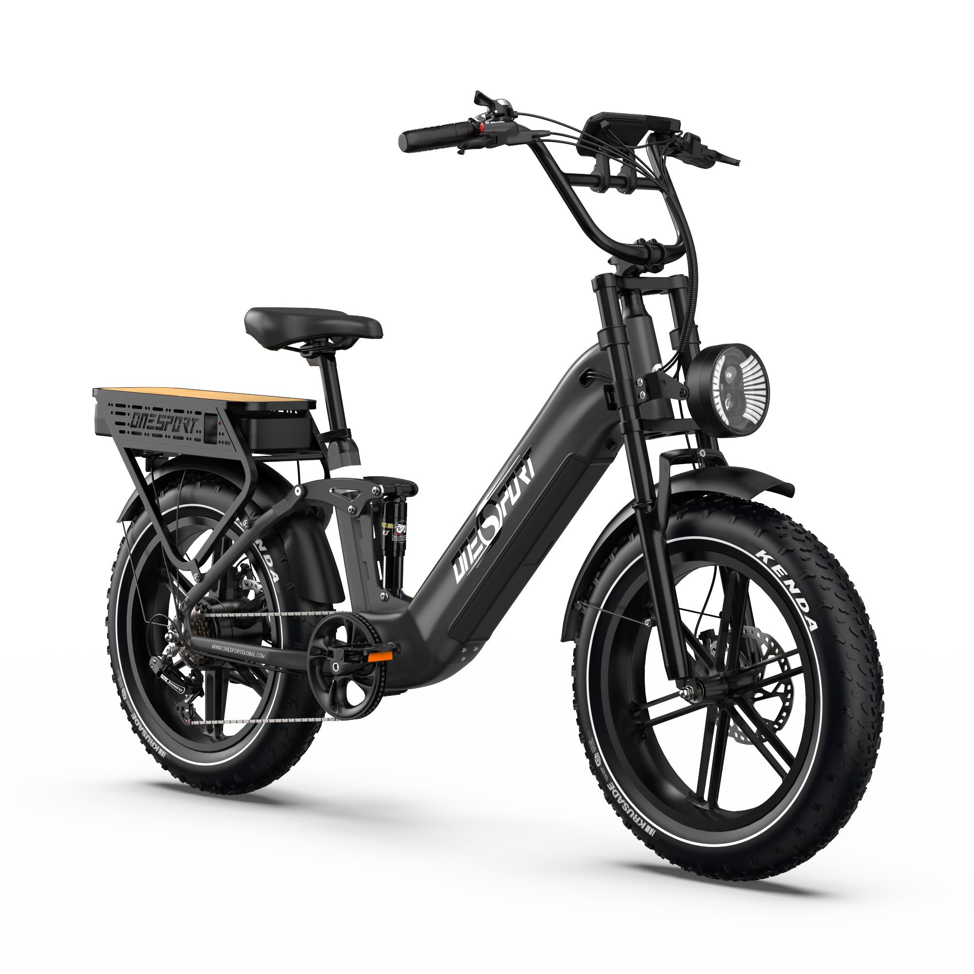 Schwarzes E-Bike mit breiten Reifen, Frontscheinwerfer und Gepäckträger. Auf dem Rahmen steht "UEOFURI".