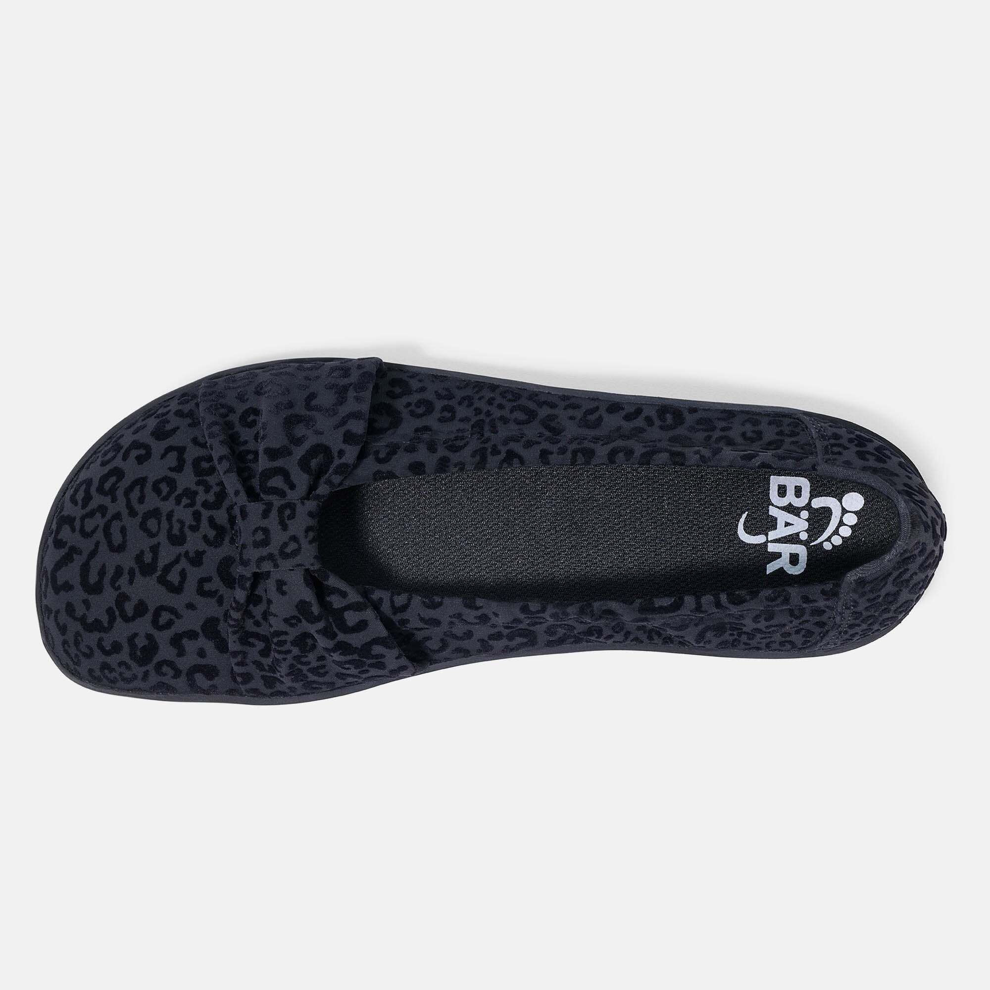 Oberansicht einer Damen Ballerina mit Leopardenmuster, Schleife und BÄR Logo.