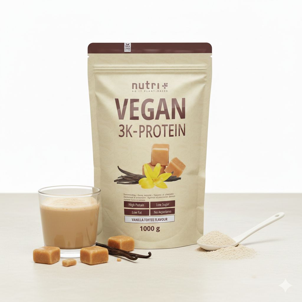 Nutri+ Veganes Proteinpulver 3k, Vanille-Toffee-Geschmack, 1000g, neben einem Glas Proteinshake, Löffel und Karamellstücken.
