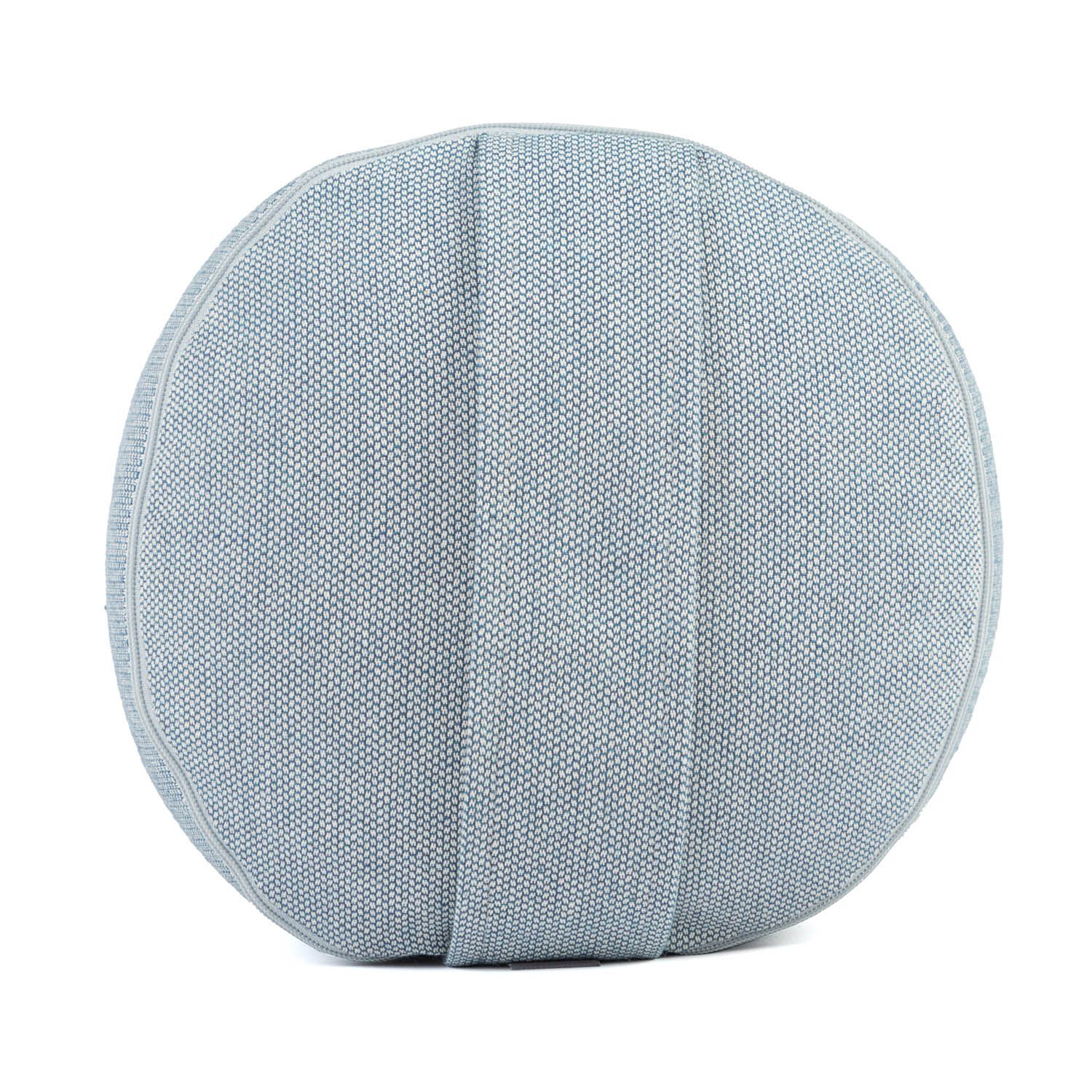 Rundes Yoga-Bolster aus hellblauem Stoff. Vertikale Nähte. Sichtbare Stoffstruktur.