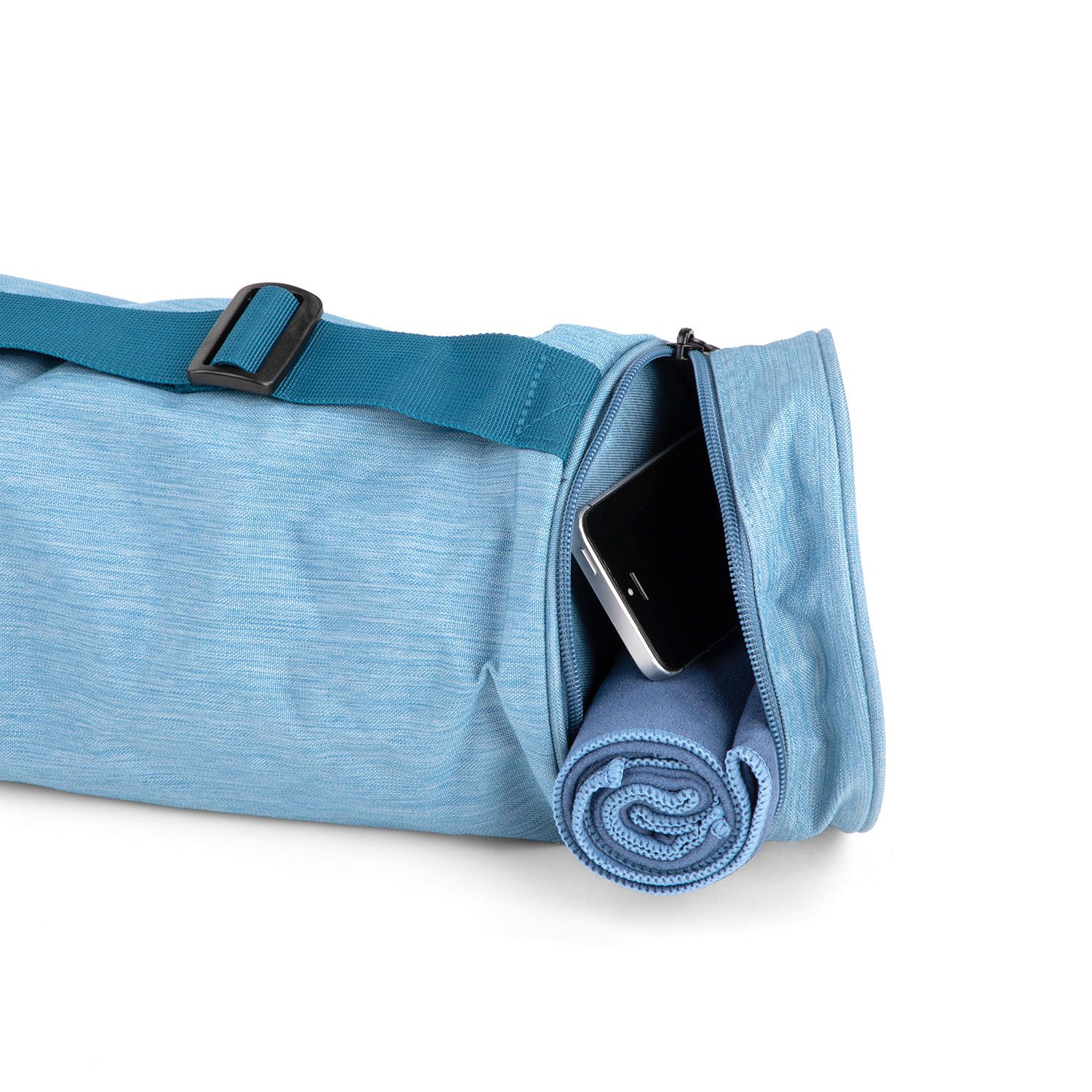 Yogamatten Tasche mit Reißverschlusstasche, enthält ein Smartphone und ein gerolltes Handtuch. Graublaues Außenmaterial.
