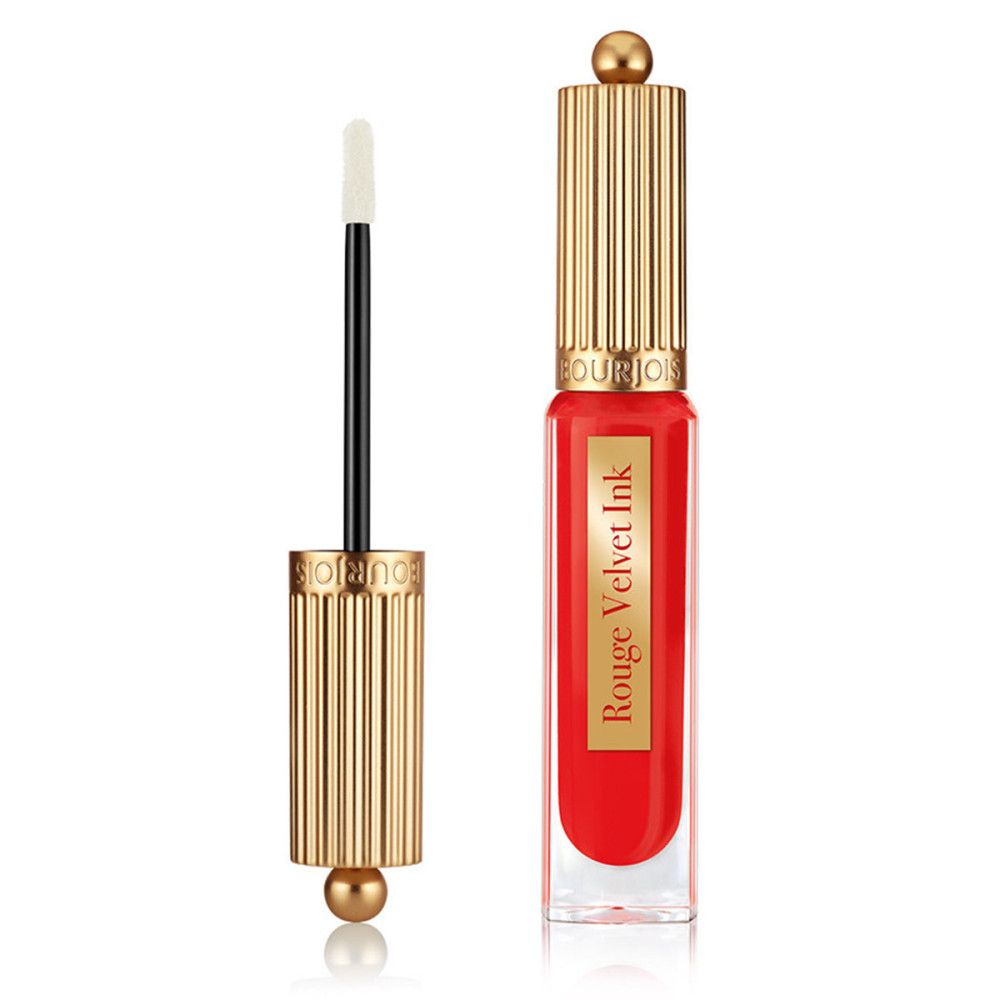 Roter Lippenstift, goldfarbener Deckel, schwarzer Applikator. Aufschrift: Rouge Velvet Ink.