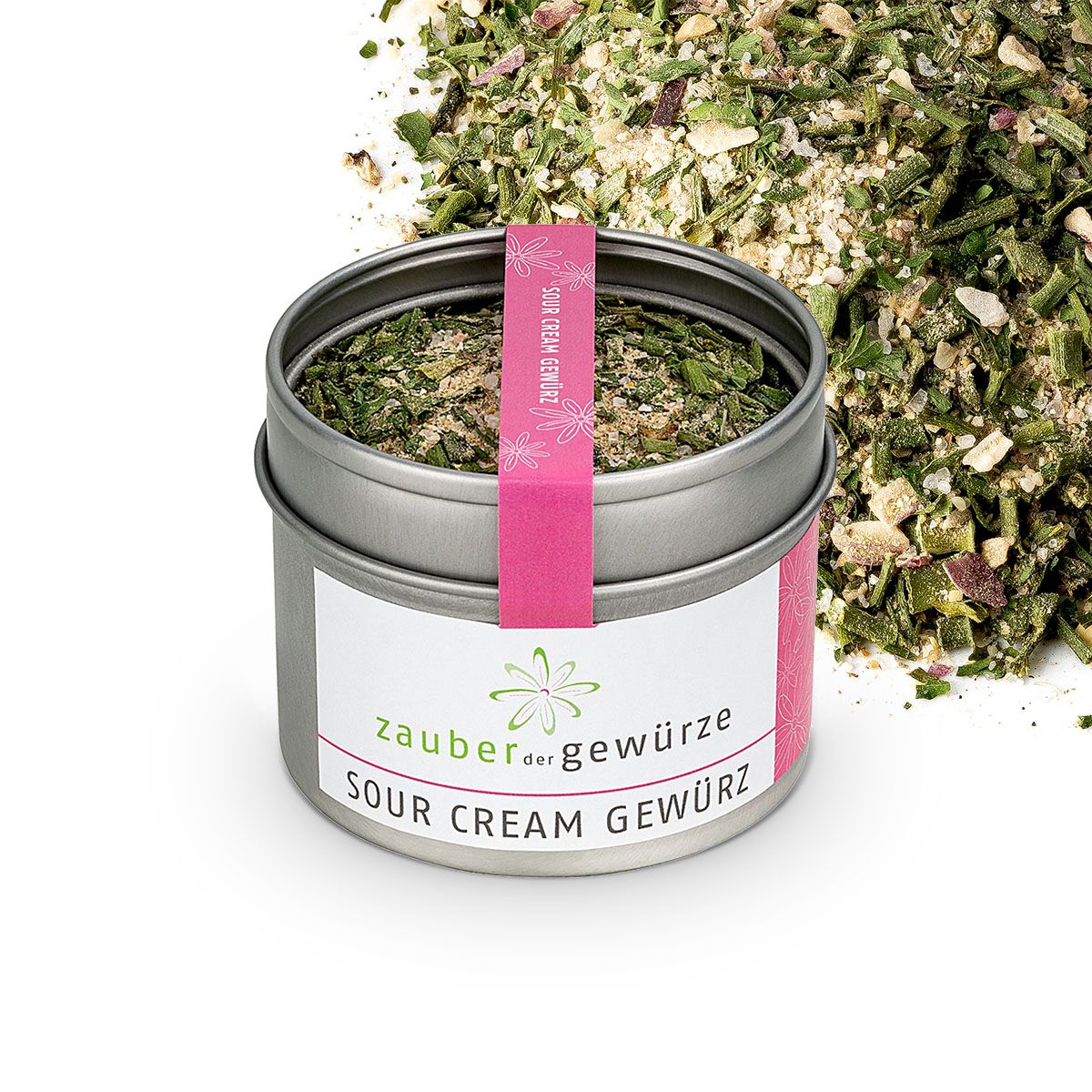 Gewürzdose mit Sour Cream Gewürz. Dose aus Metall, rosa Etikett mit Produktnamen. Kräuter sichtbar, daneben verstreut.