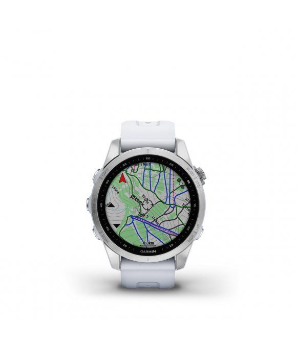 Silberfarbene Smartwatch mit weißem Armband. Das Display zeigt eine Karte. Das Garmin-Logo ist sichtbar.