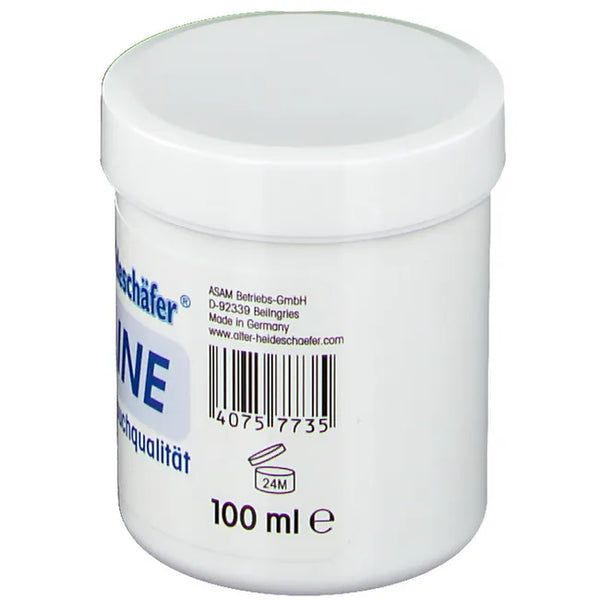 Weißer Tiegel mit Deckel. Aufschrift: Alter Heideschäfer Vaseline, 100 ml, Barcode, Haltbarkeitssymbol.